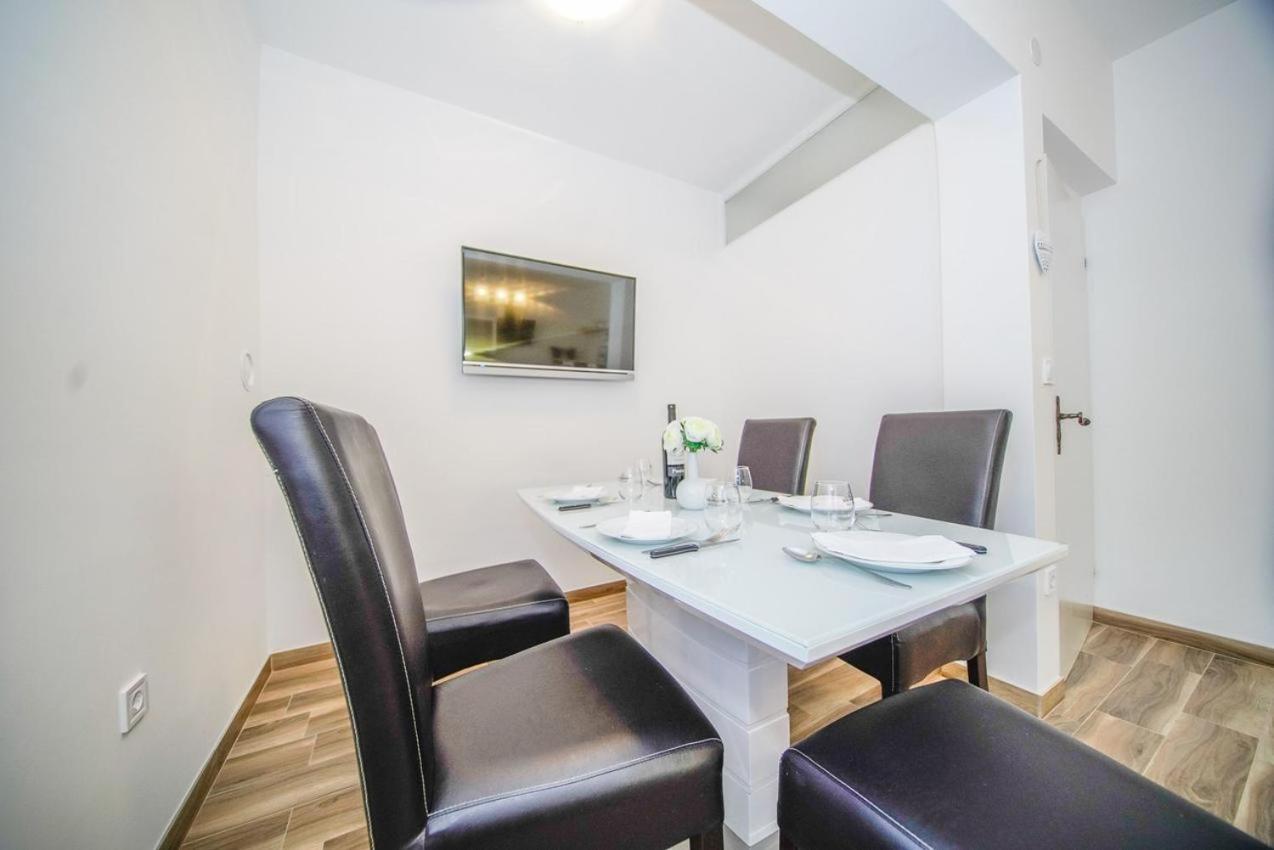 Apartman Mate Splitska Bagian luar foto