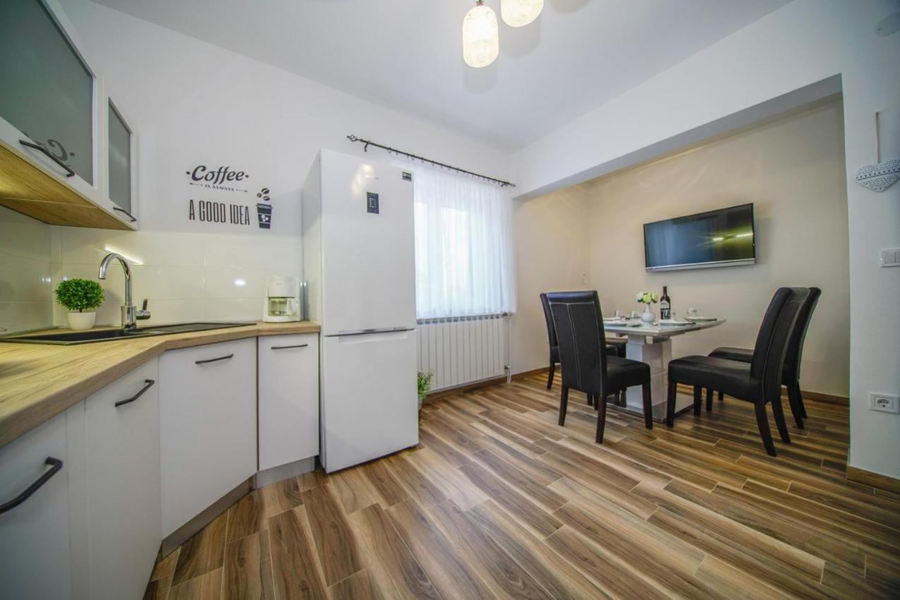 Apartman Mate Splitska Bagian luar foto