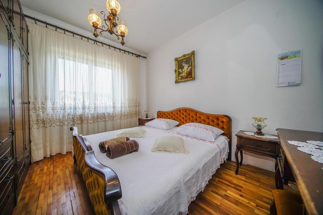 Apartman Mate Splitska Bagian luar foto