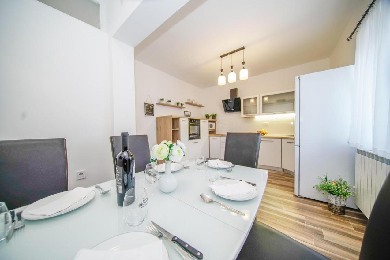 Apartman Mate Splitska Bagian luar foto