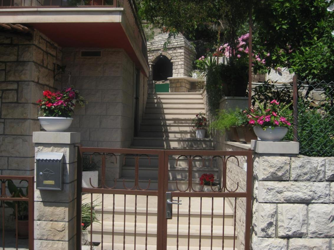 Apartman Mate Splitska Bagian luar foto