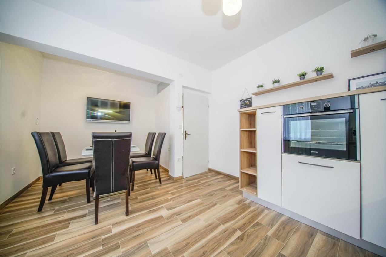 Apartman Mate Splitska Bagian luar foto