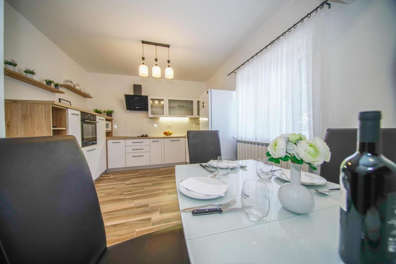 Apartman Mate Splitska Bagian luar foto
